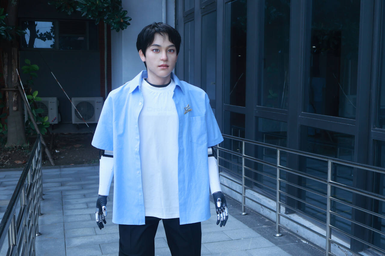 0-2 全国首位机器人博士生“学霸01”。受访者供图.JPG