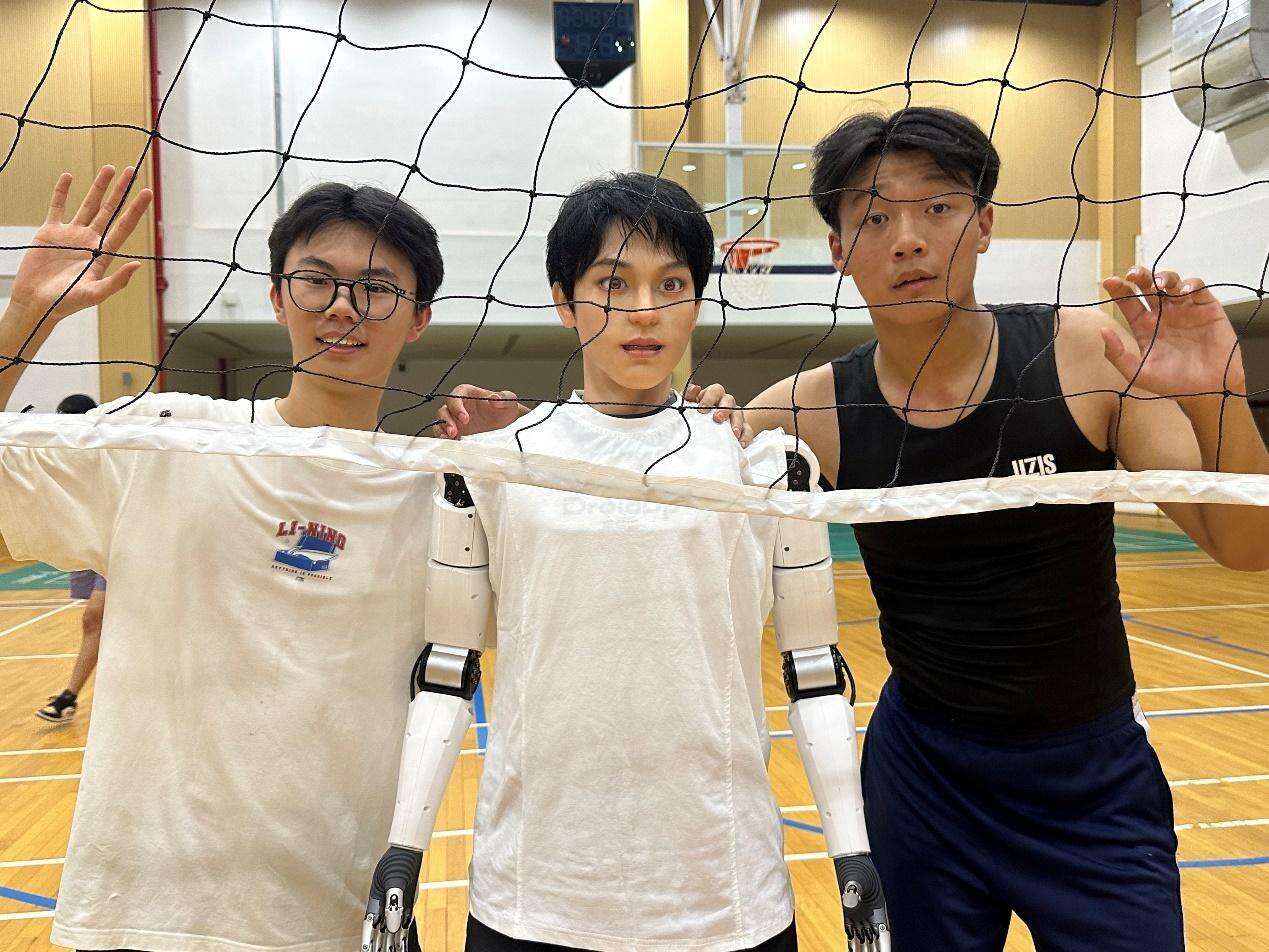 1-3 “学霸01”和同学在体育馆。受访者供图.JPG