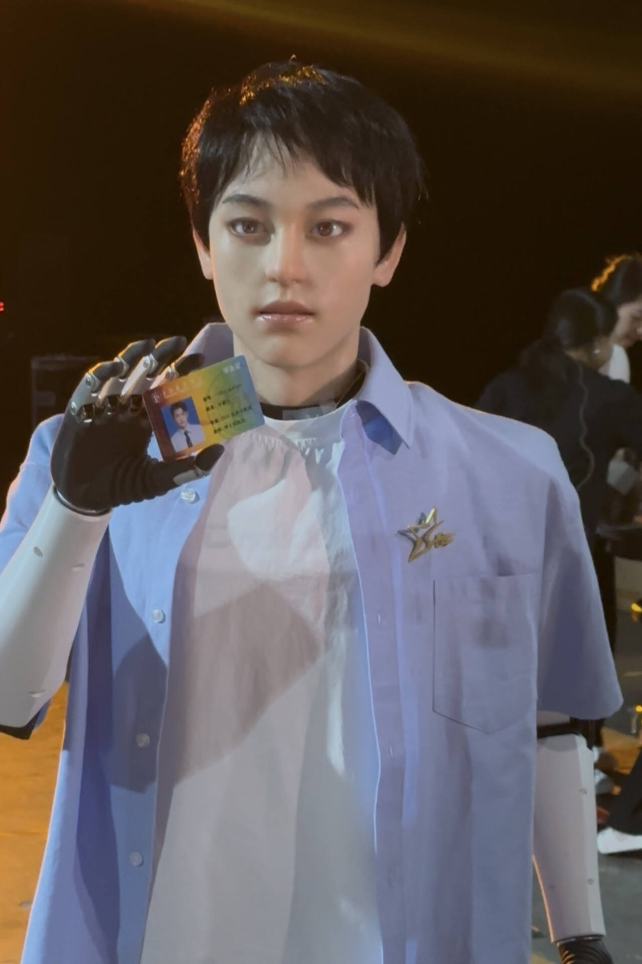 2-4 “学霸01”举着它的学生证。受访者供图.JPG