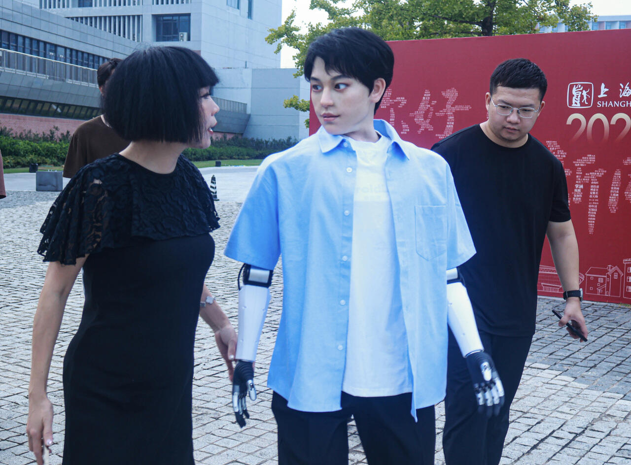 2-3 “学霸01”和导师杨青青(左)在交流。受访者供图.JPG