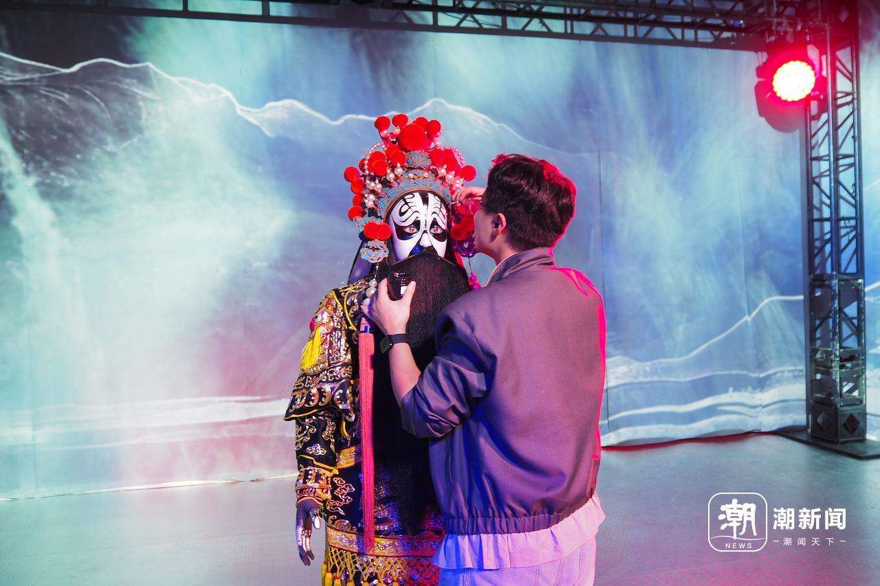 1-4 工作人员在给“学霸01”化妆。潮新闻记者 吴馥梅 摄.JPG