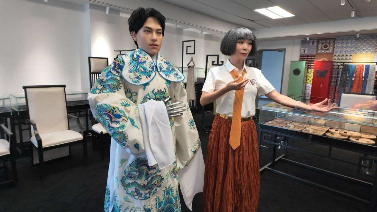 2-1 “学霸01”和导师杨青青。受访者供图.JPG