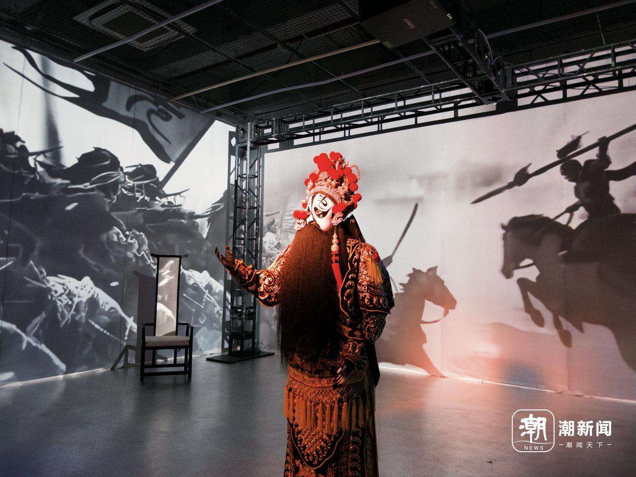 1-2 “学霸01”在《霸王别“机”》表演现场。潮新闻记者 吴馥梅 摄.JPG