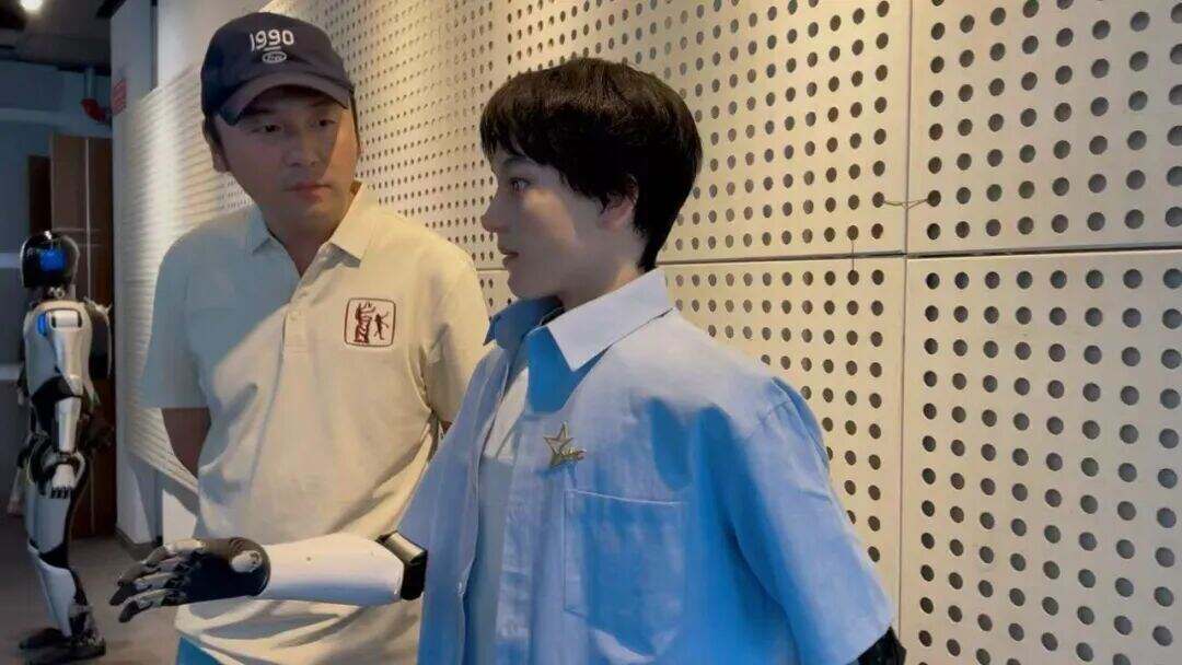 3-1 “学霸01”和校友雷佳音。受访者供图.jpg