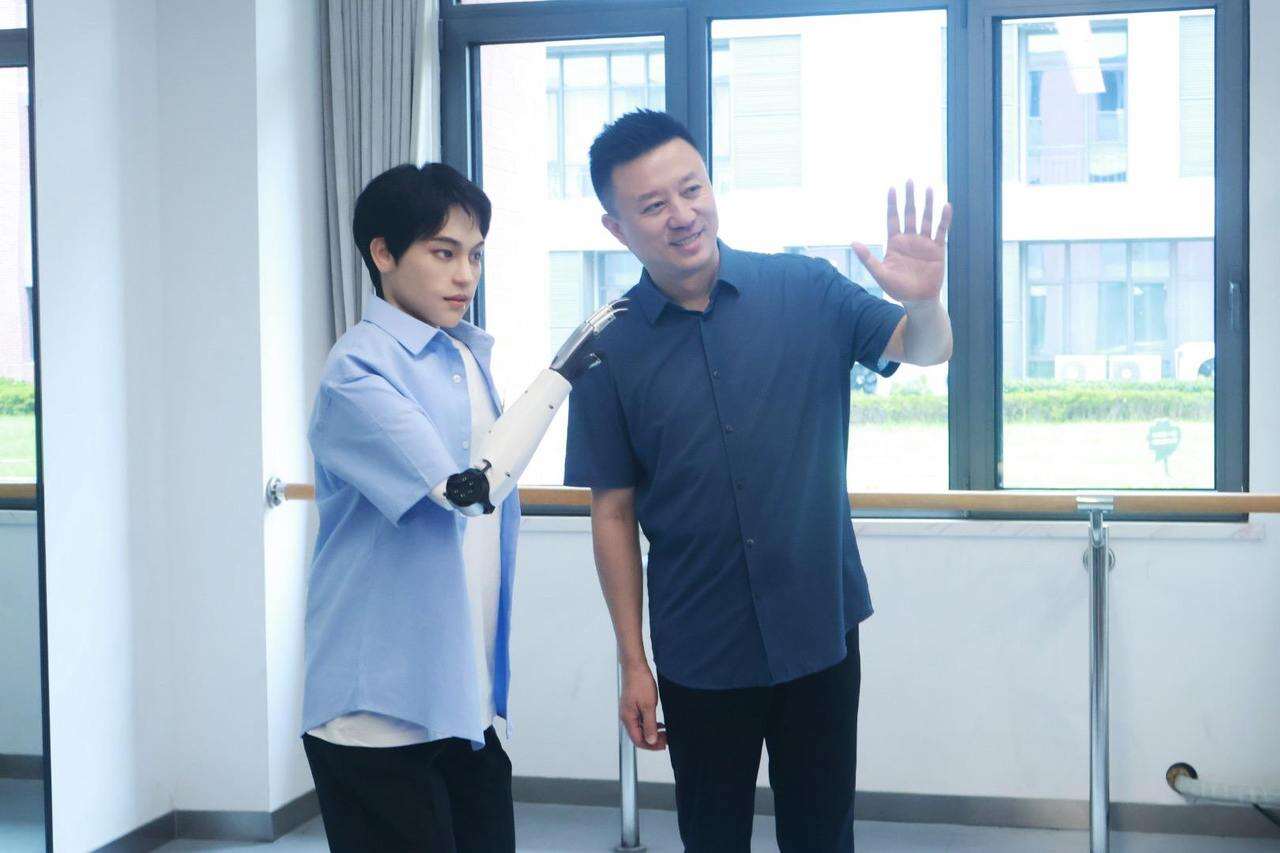 3-2 “学霸01”在和校友交流。受访者供图.JPG