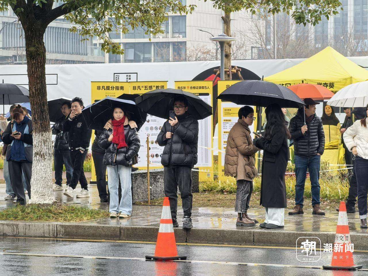 雨幕里中国美院校考继续,考场外家长们的等待很暖(1)