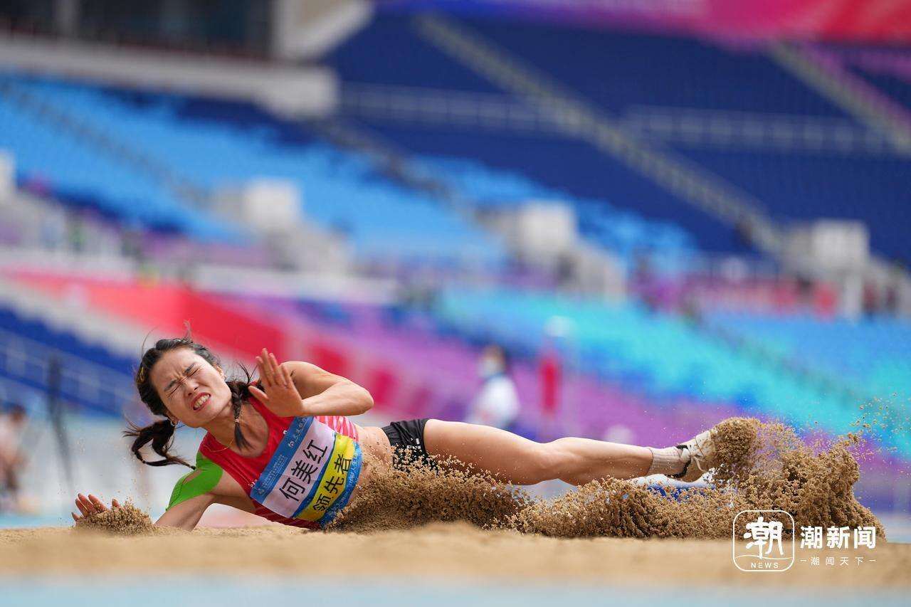 女子七项全能听障比赛,浙江队何美红在跳远比赛中。.jpg