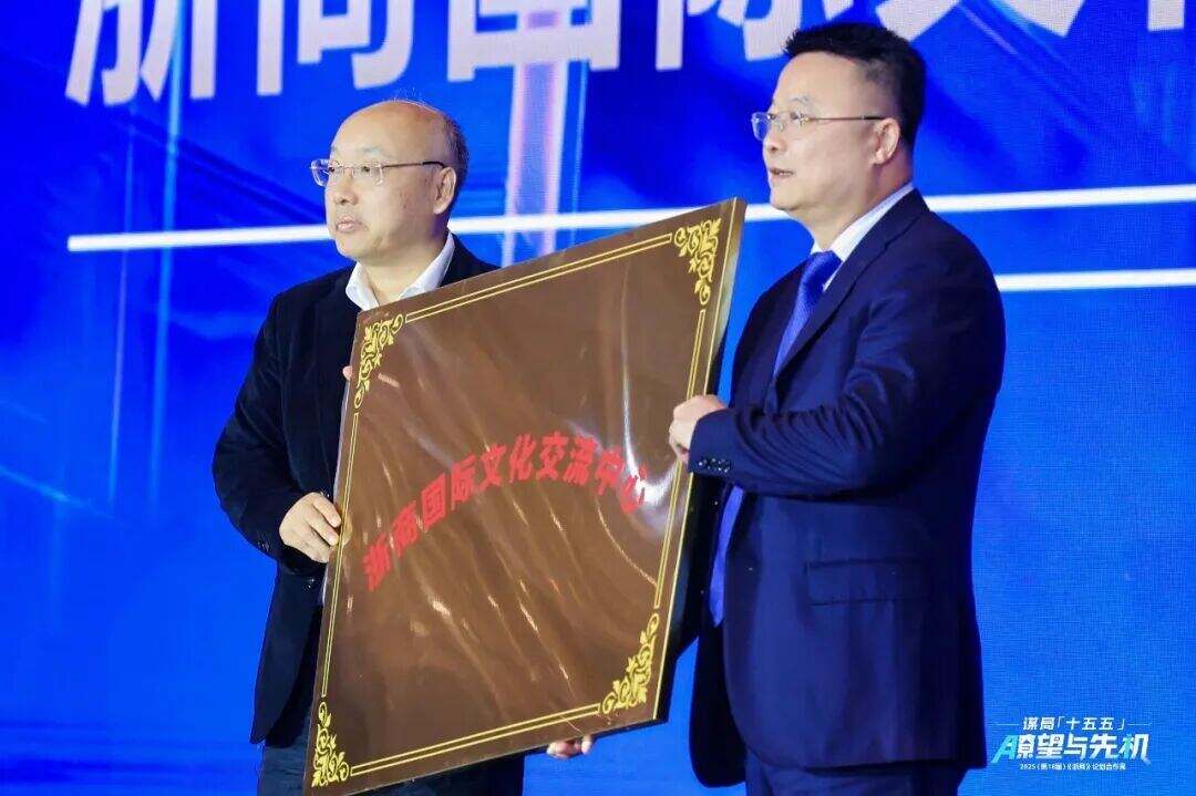 1999676963798515712.jpg 图片