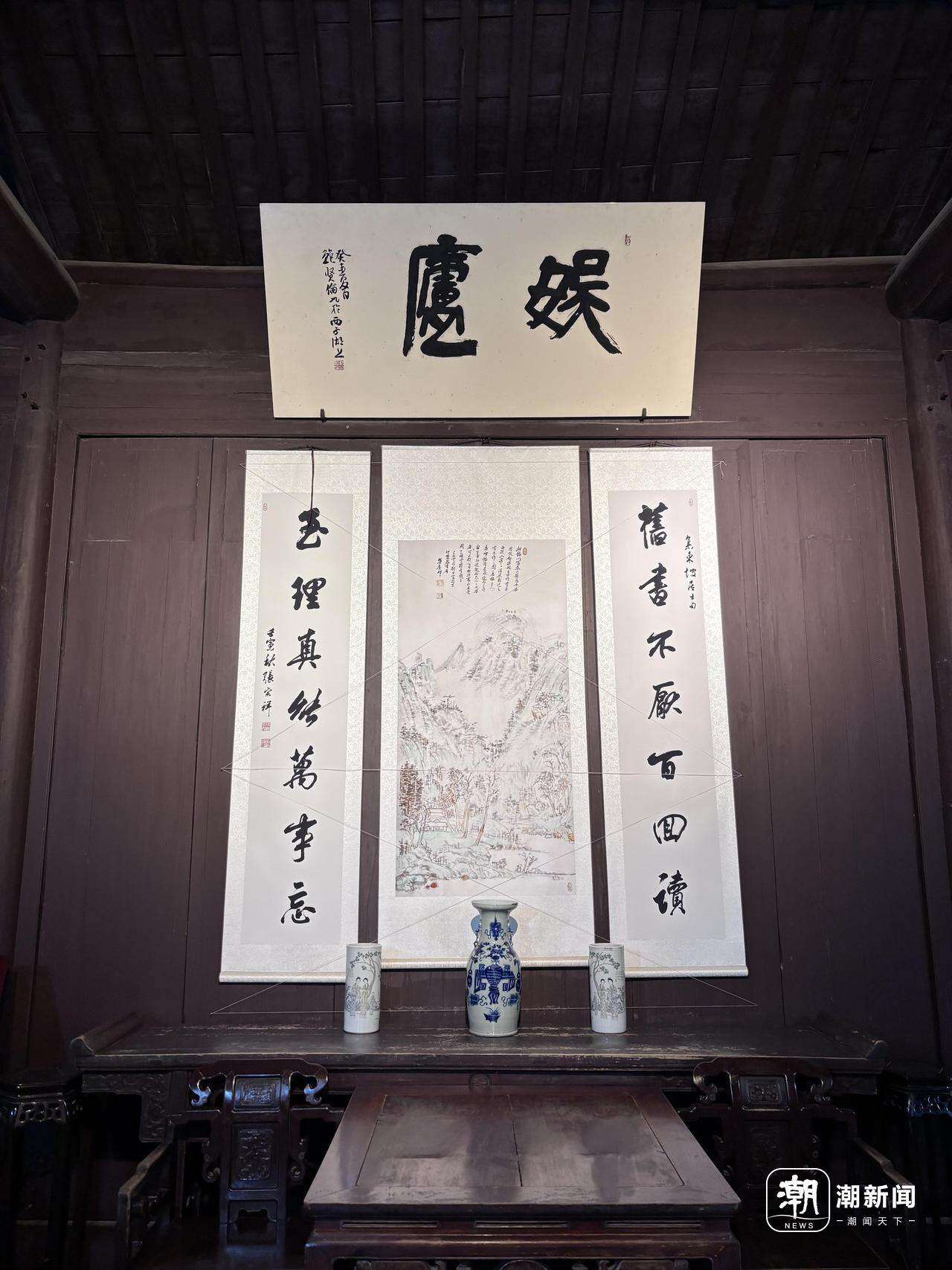 王国维故居正堂的字画和盈联。本报记者 陈黎明 摄.jpg