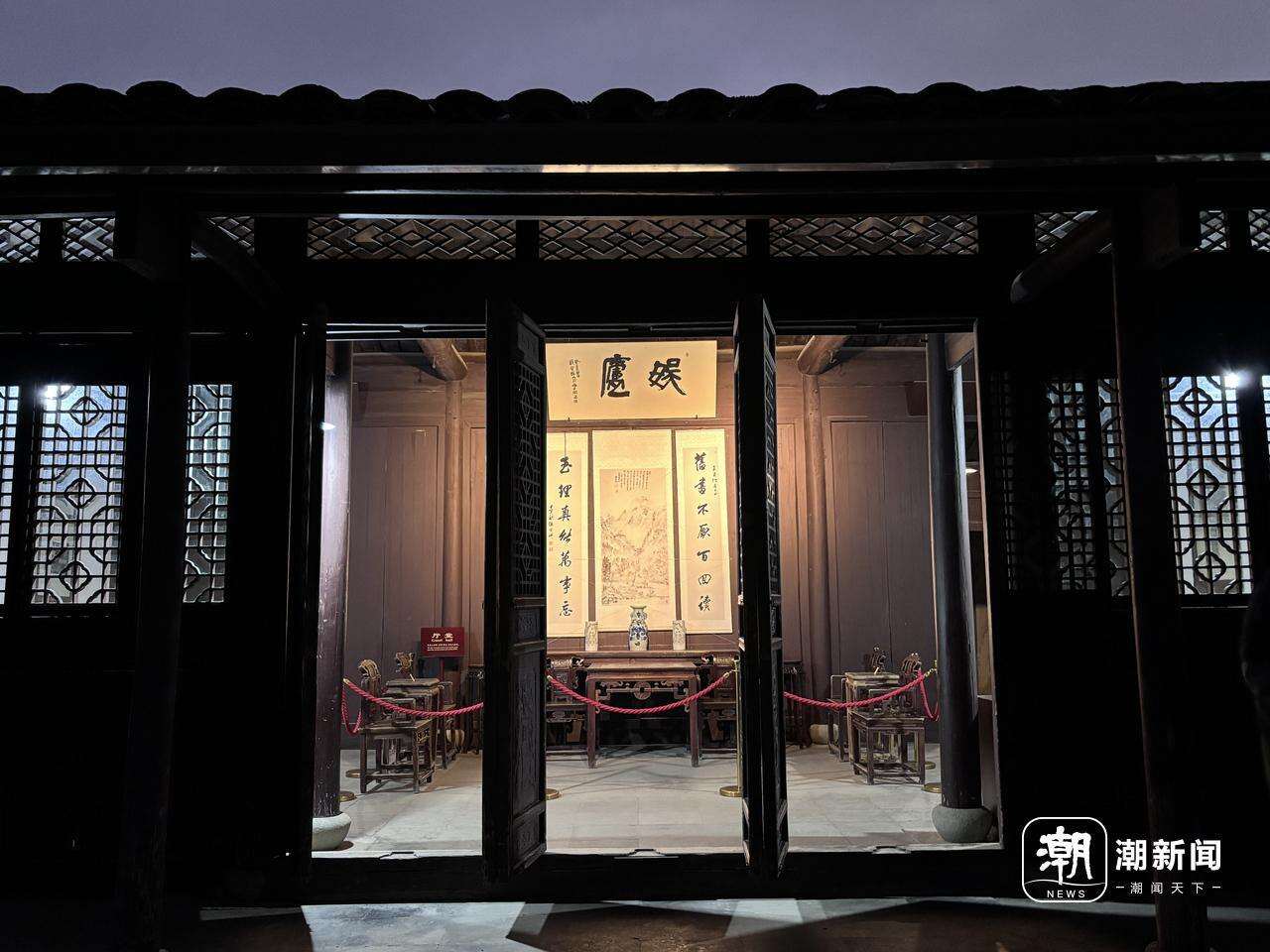 夜幕下的王国维故居。本报记者 陈黎明 摄.jpg