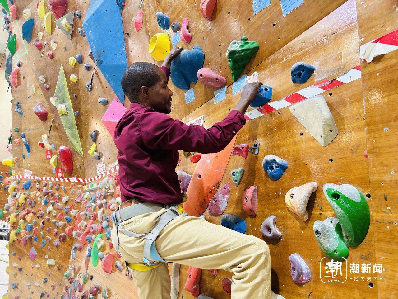 图为初次体验攀岩的John 王培薇拍摄.JPG