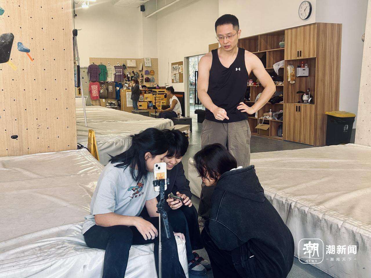 图为正在研究攀岩动作的年轻人们 左二短发女生为万万 王培薇拍摄.JPG