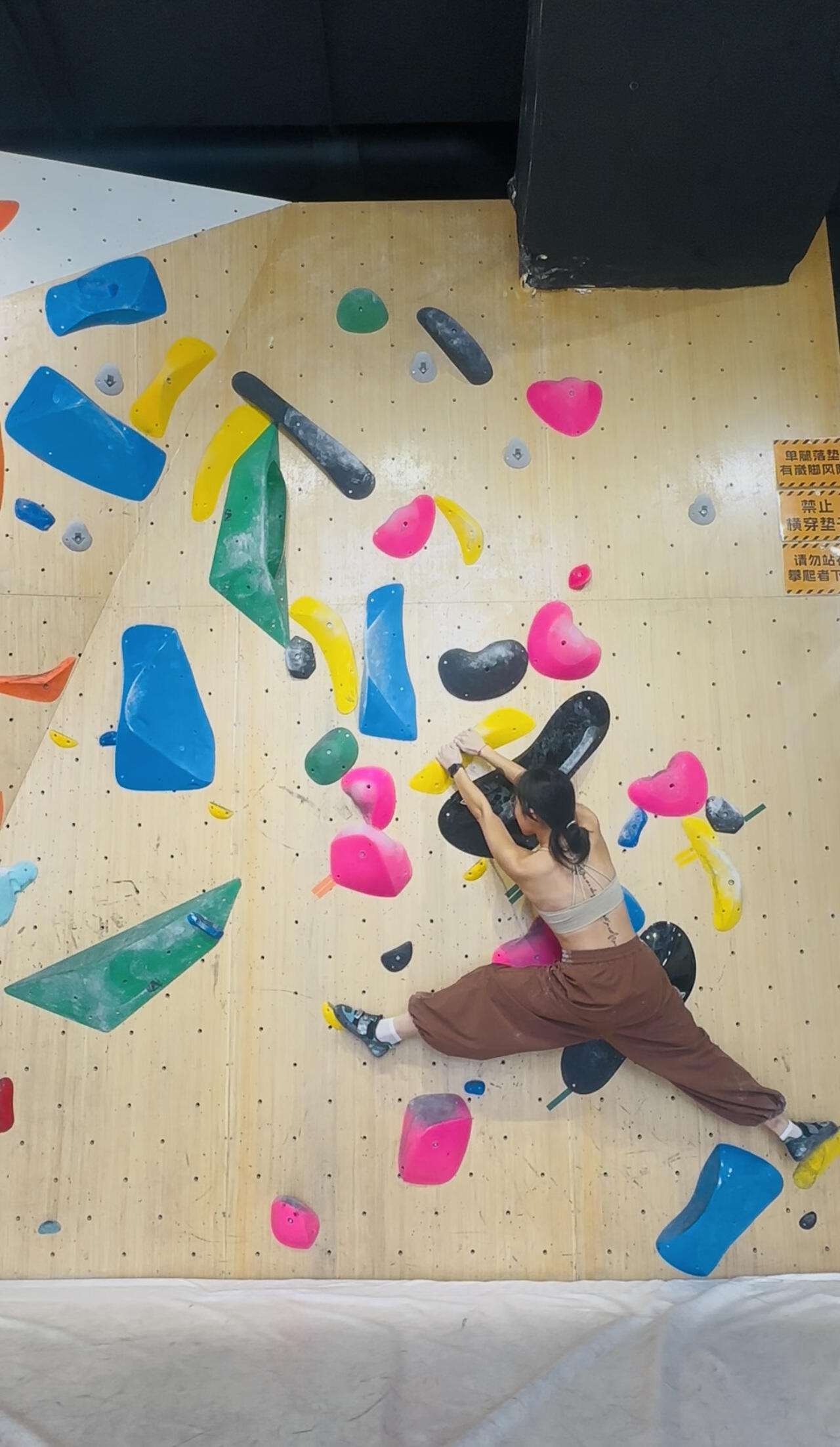 图为正投入在攀岩中的安东妮 受访者提供 .JPG