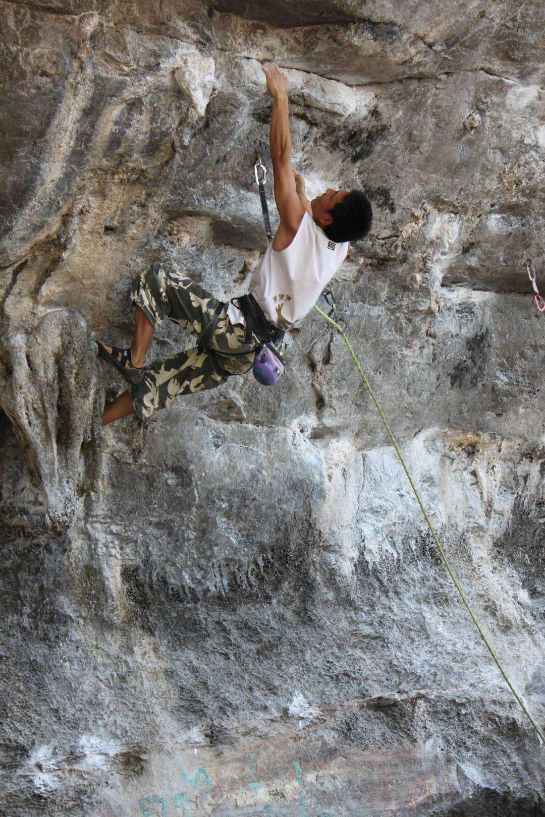 图为西西2008年在泰国甲米攀岩 图片由受访者提供.jpg