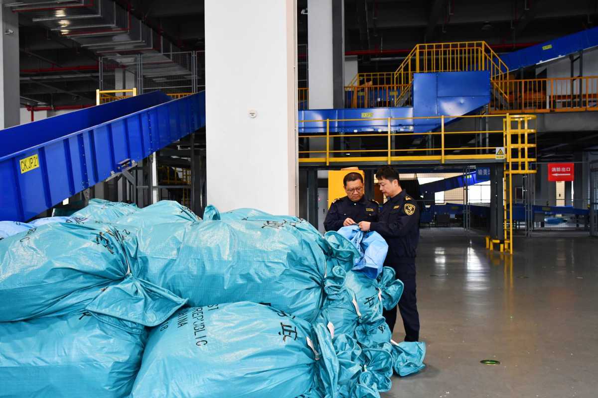 2035875761214189568.jpg 跨境零售出口包裹运抵宁波国际邮件互换中心(李欢摄).jpg