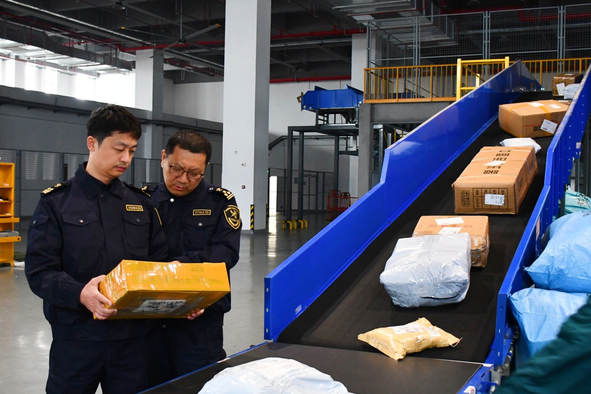 2035875761340018688.jpg 宁波邮局海关关员对跨境零售出口包裹进行监管(李欢摄).jpg