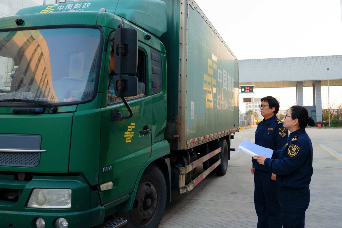 2035875761293881344.jpg 跨境零售出口包裹装车启运(李欢摄).jpg