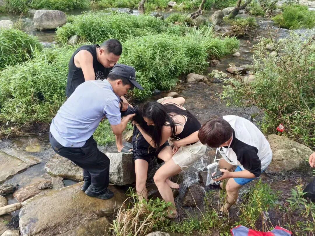 2045052500557373440.jpg 8月3日,盛春林下水营救2名溺水游客 (1),在村民的帮助下溺水女性被拉到岸上.jpg