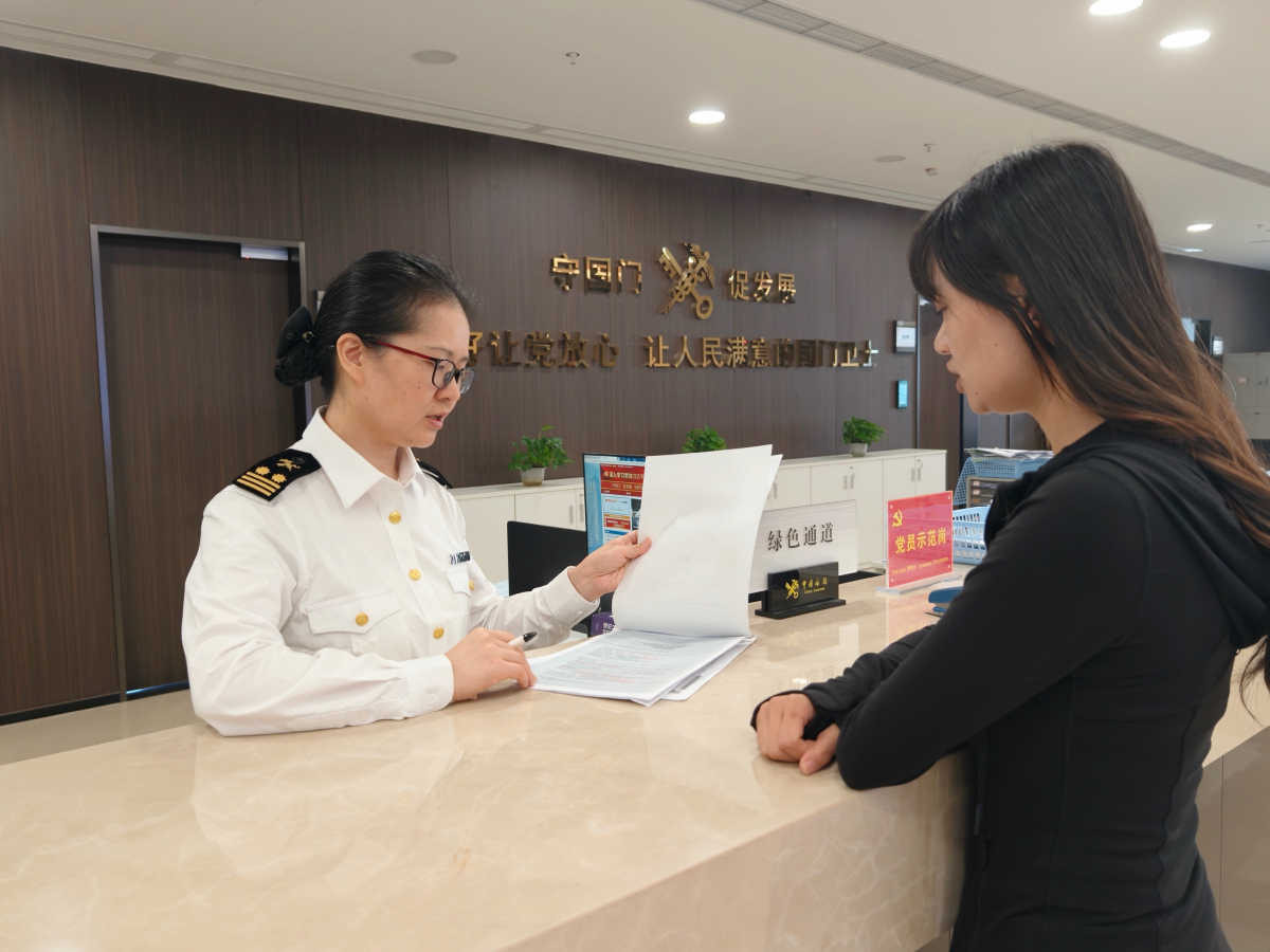 宁波海关关员在业务窗口解答企业对俄通关咨询。 朱璐烨摄。.jpg