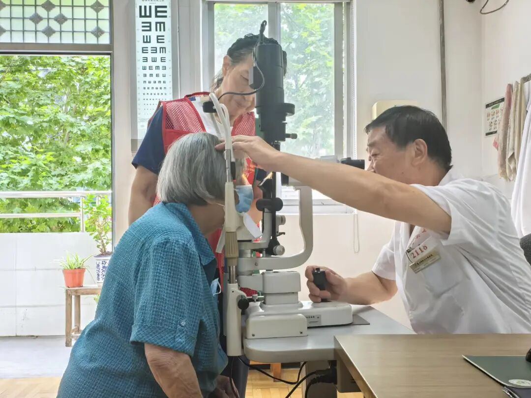 浒山街道阳明社区“临时家属·医路相伴”项目社工陪伴老人检查眼睛.jpg