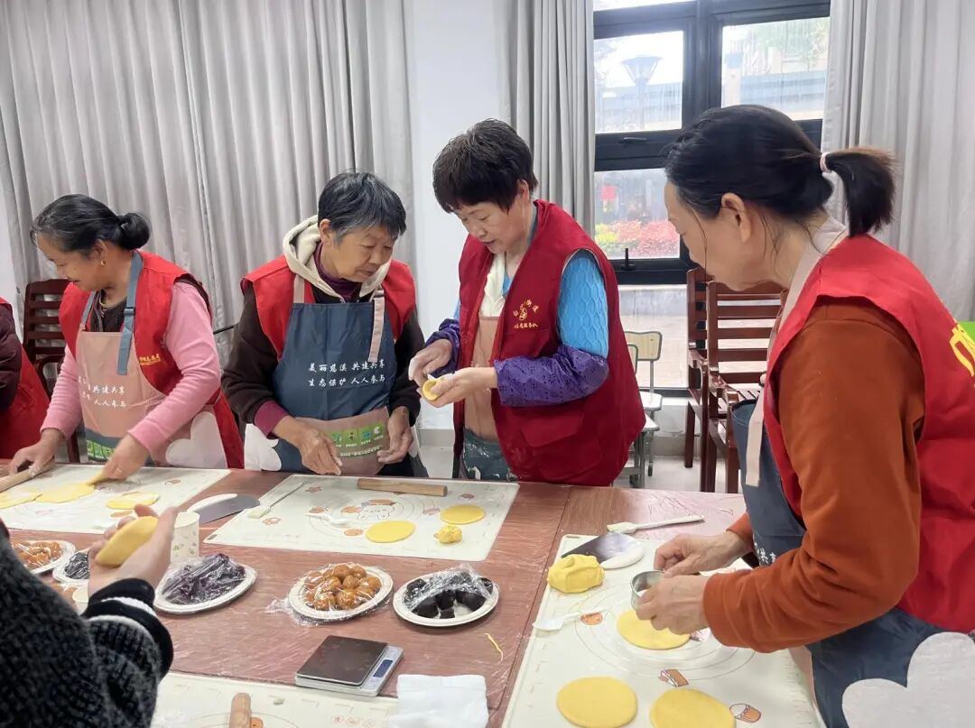 白沙路街道梅林社区开展“银龄食光”手工面点课堂.jpg
