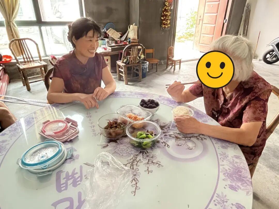 白沙路街道白彭社区“低龄”老人帮高龄老人代厨.jpg