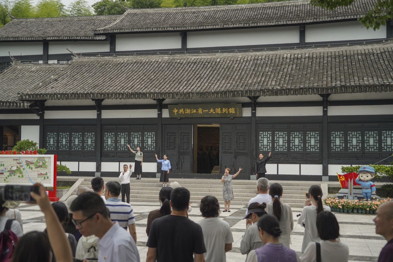 党员干部观看红色情景剧,重温红色历史。苏巧将 摄.jpg