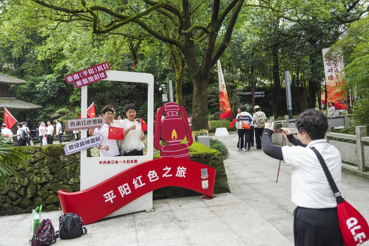 游客驻足打卡留念2。苏巧将 摄.jpg