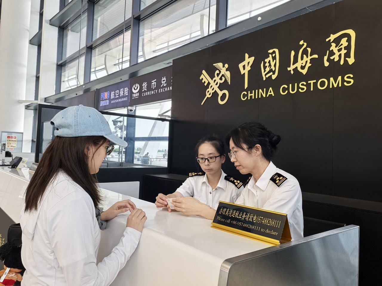 宁波机场海关为境外旅客办理离境退税验核。王海芬 摄.jpg