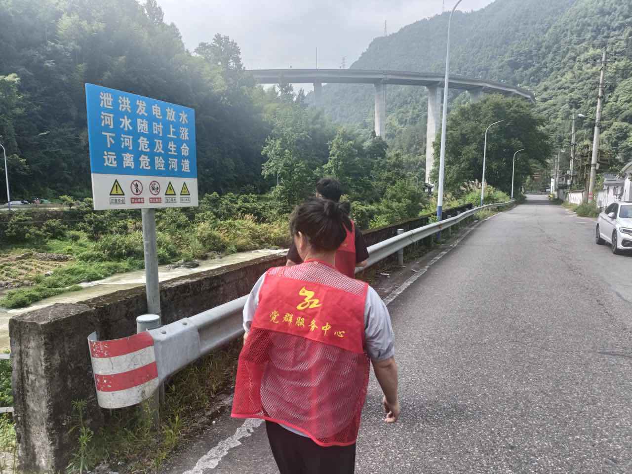 开展巡逻宣传 劝离河边群众.jpg