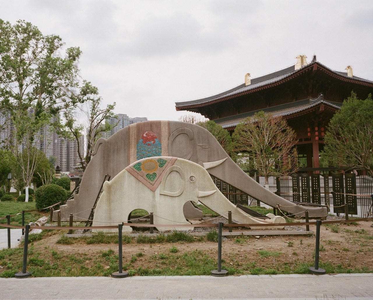 西安,左侧滑梯建于1964年,右侧滑梯建于2003年,均放置在兴庆宫公园内.jpg
