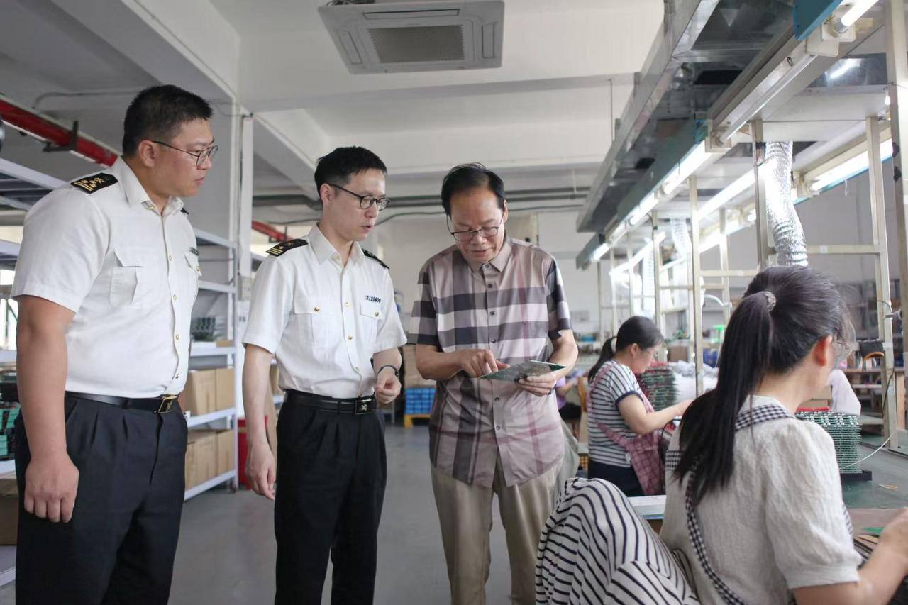 宁波海关所属海曙海关关员在“新三样”产品之一的锂电池出口企业开展日常监管  傅漪纯摄.jpg