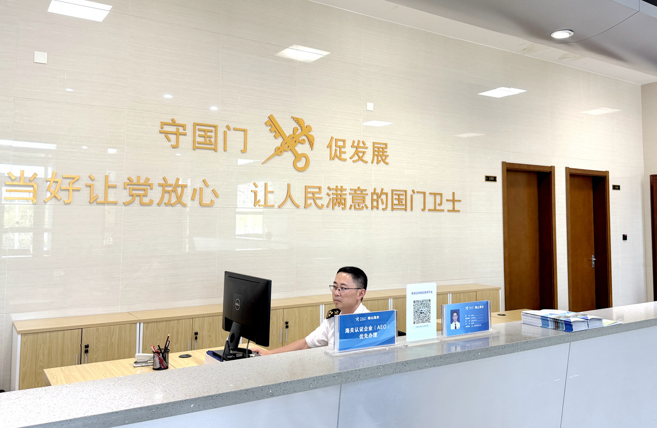 宁波海关关员为企业审核签发新版“两证合一”的《货物进口证明书（汽车、摩托车）》。应俊摄.jpg