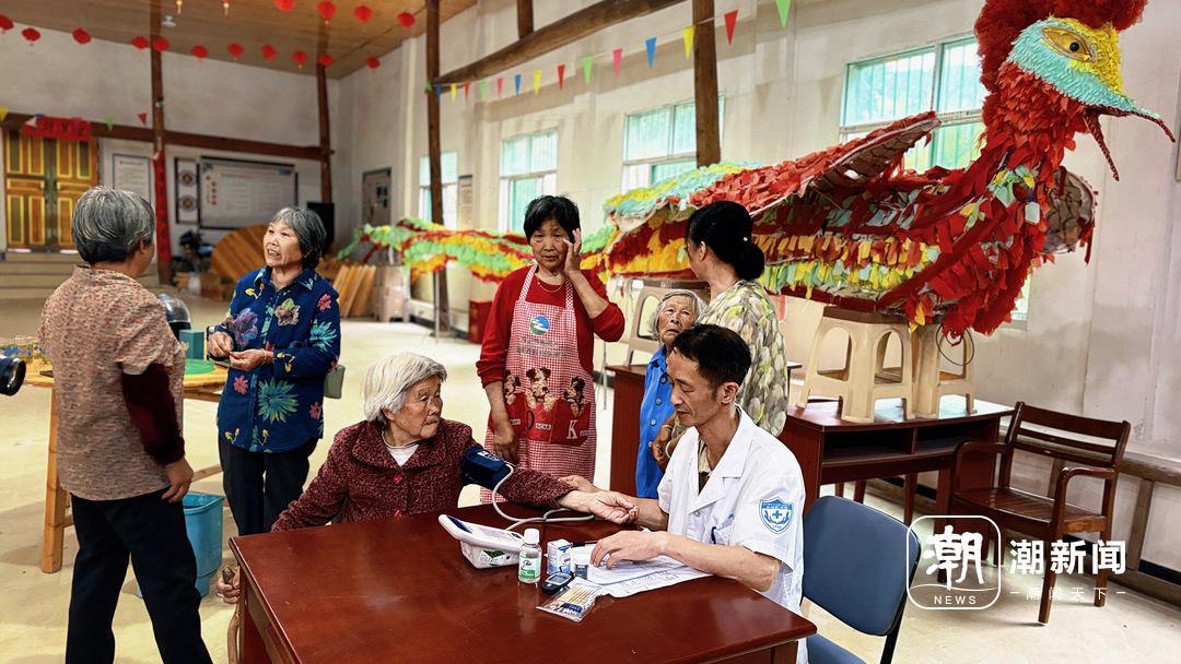 【】3 刘朝武在给老人量血压。潮新闻记者 吴馥梅 摄.JPG