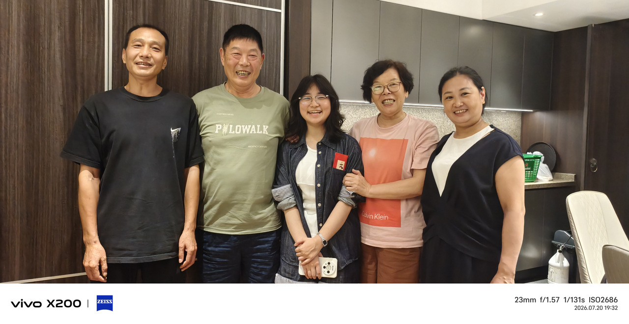 余献国(左二)夫妇和郑妍一家合影。.jpg