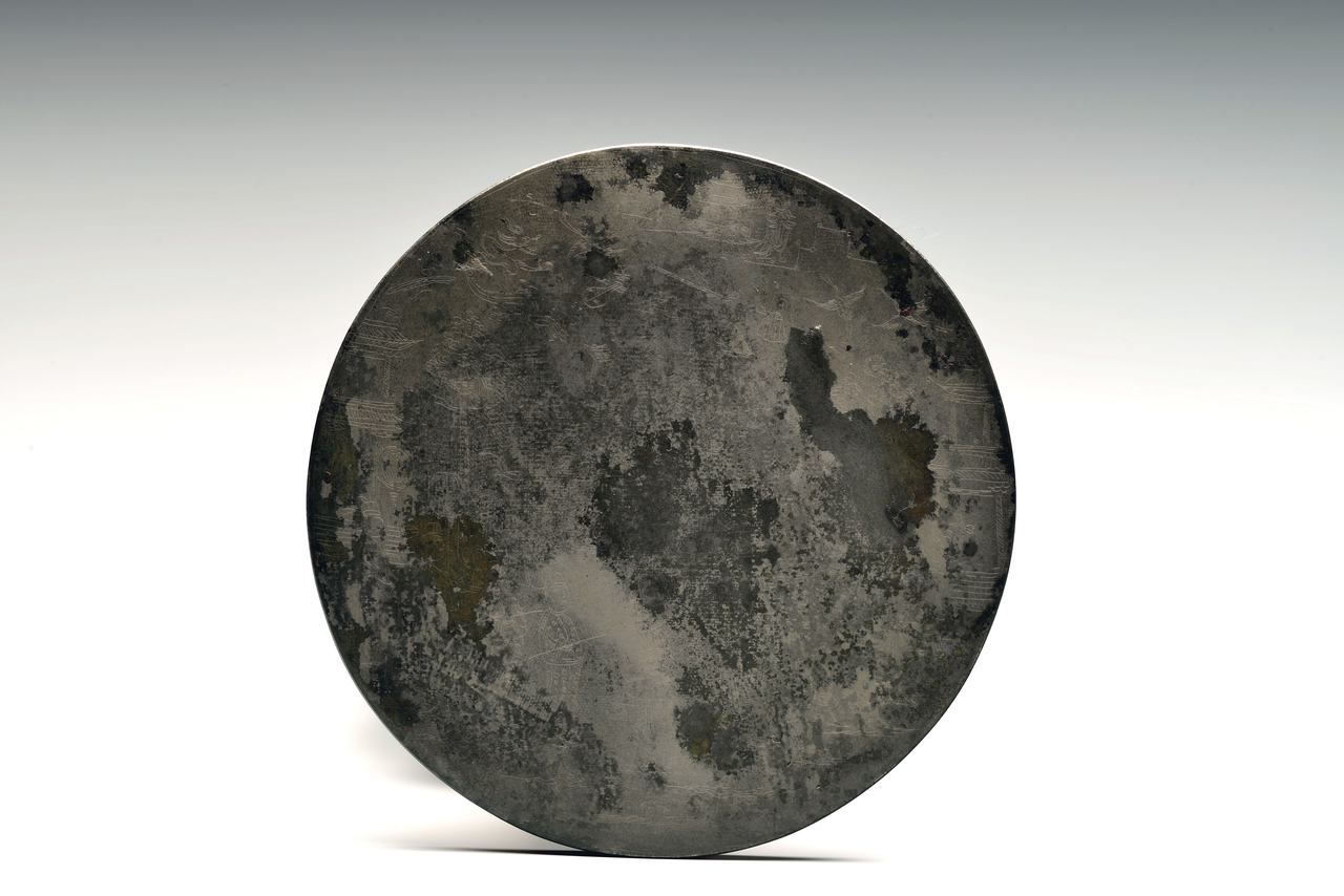9雷峰塔地宫出土的“光流素月”铭线刻镜背面线刻画_副本.jpg