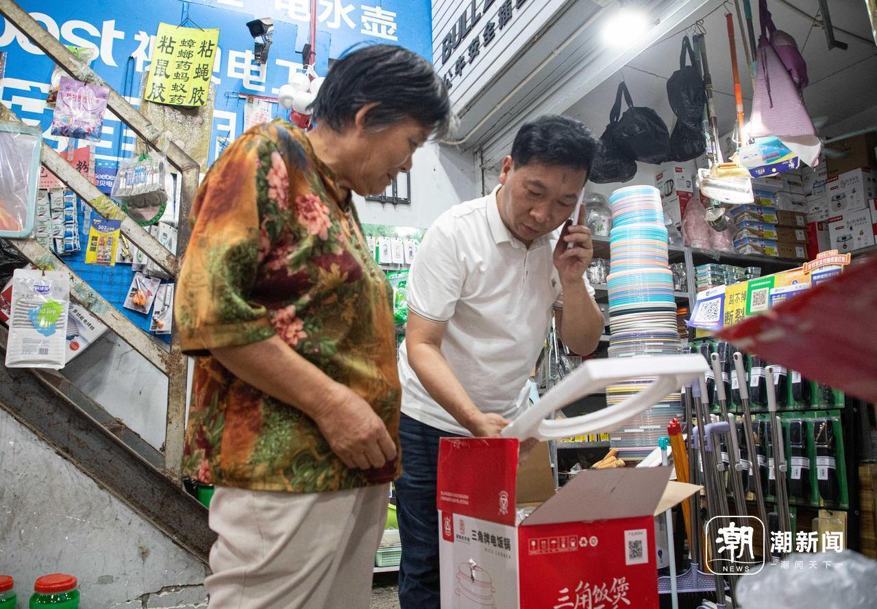 一边打电话是他的日常.jpg