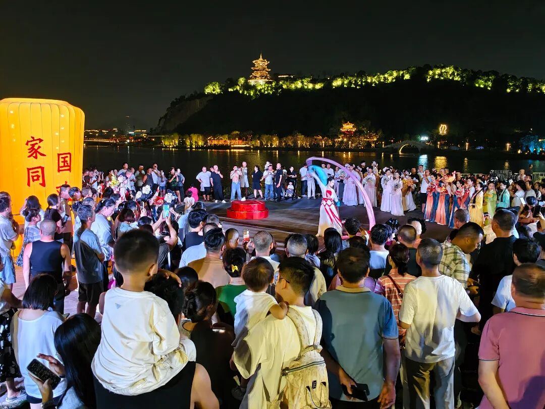 游客在温州园博园沉浸式邂逅精彩表演 温州市新闻传媒中心供图.jpg