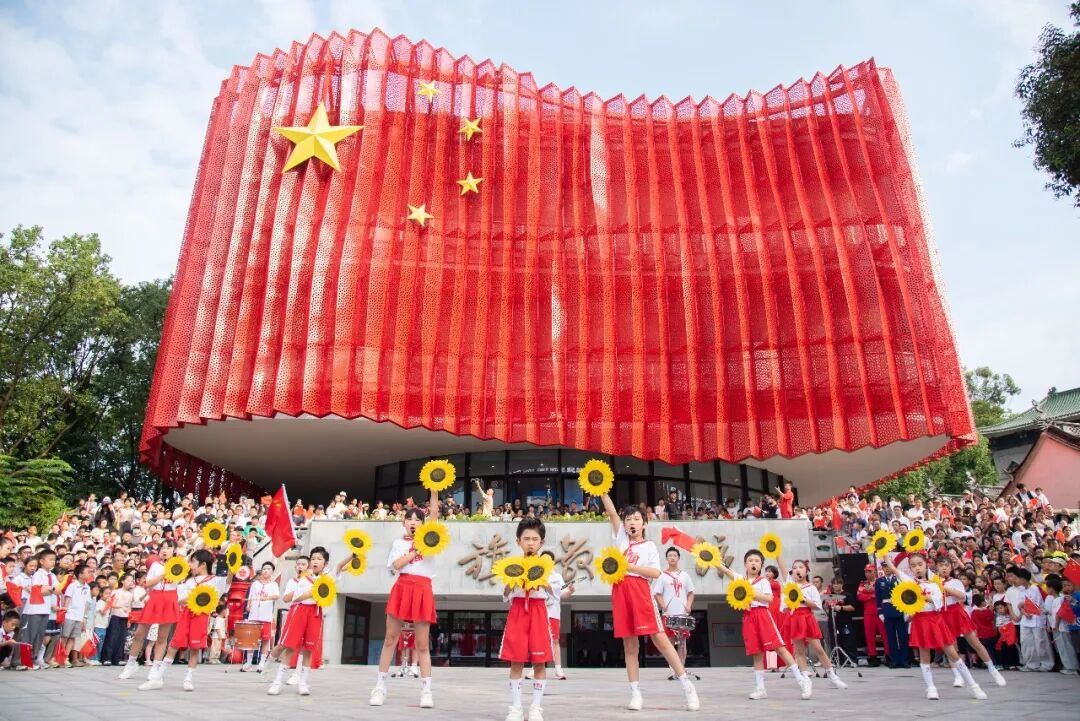 儿童在瑞安国旗教育馆前进行文艺汇演 @天瑞地安.jpg