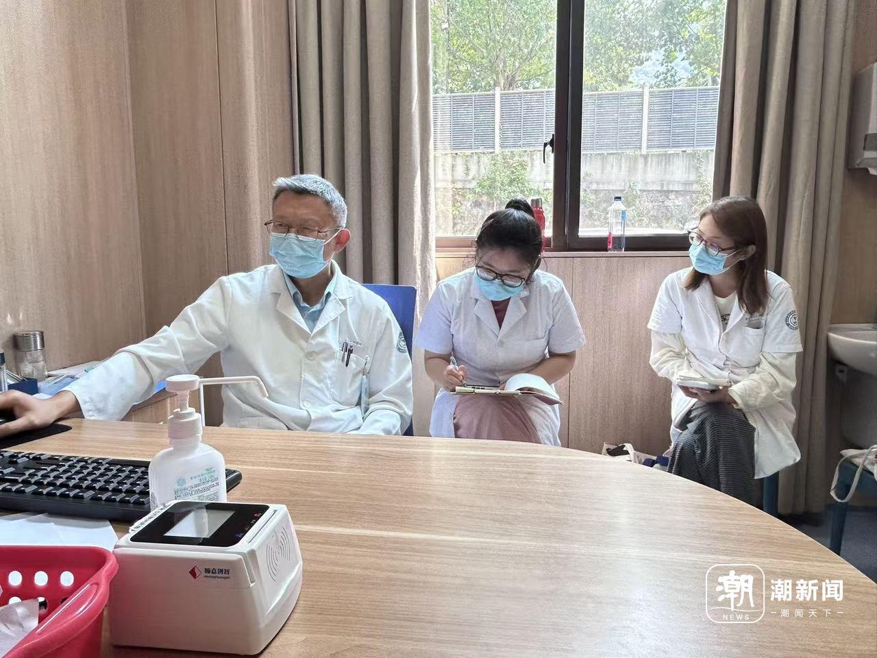 抑郁障碍科主任医师谭忠林在门诊.jpg