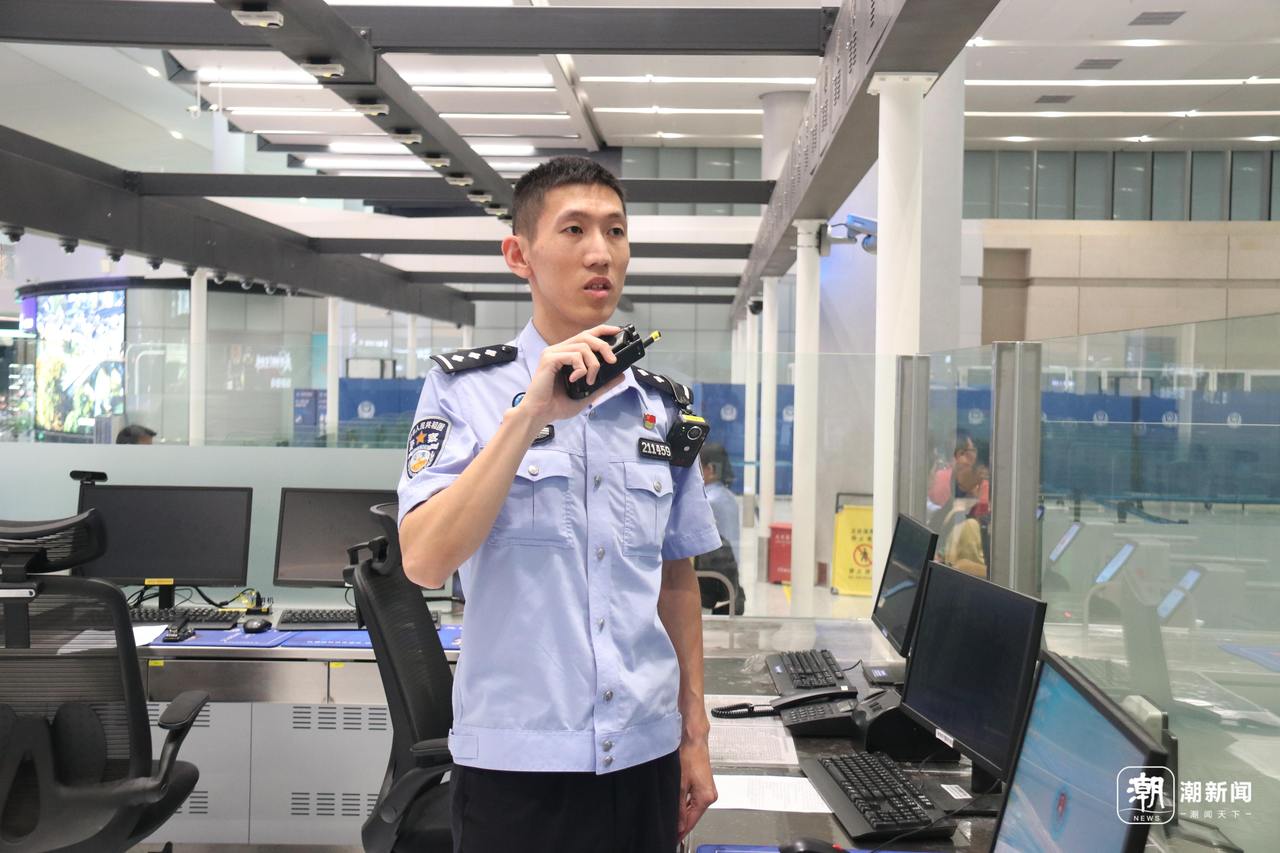 葛杨明日常工作场景,用对讲解联动机场部门。.jpg