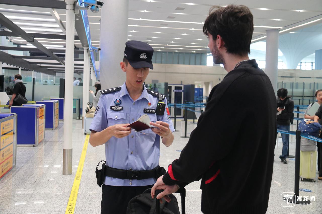 葛杨明伟外籍旅客提供政策咨询。.jpg