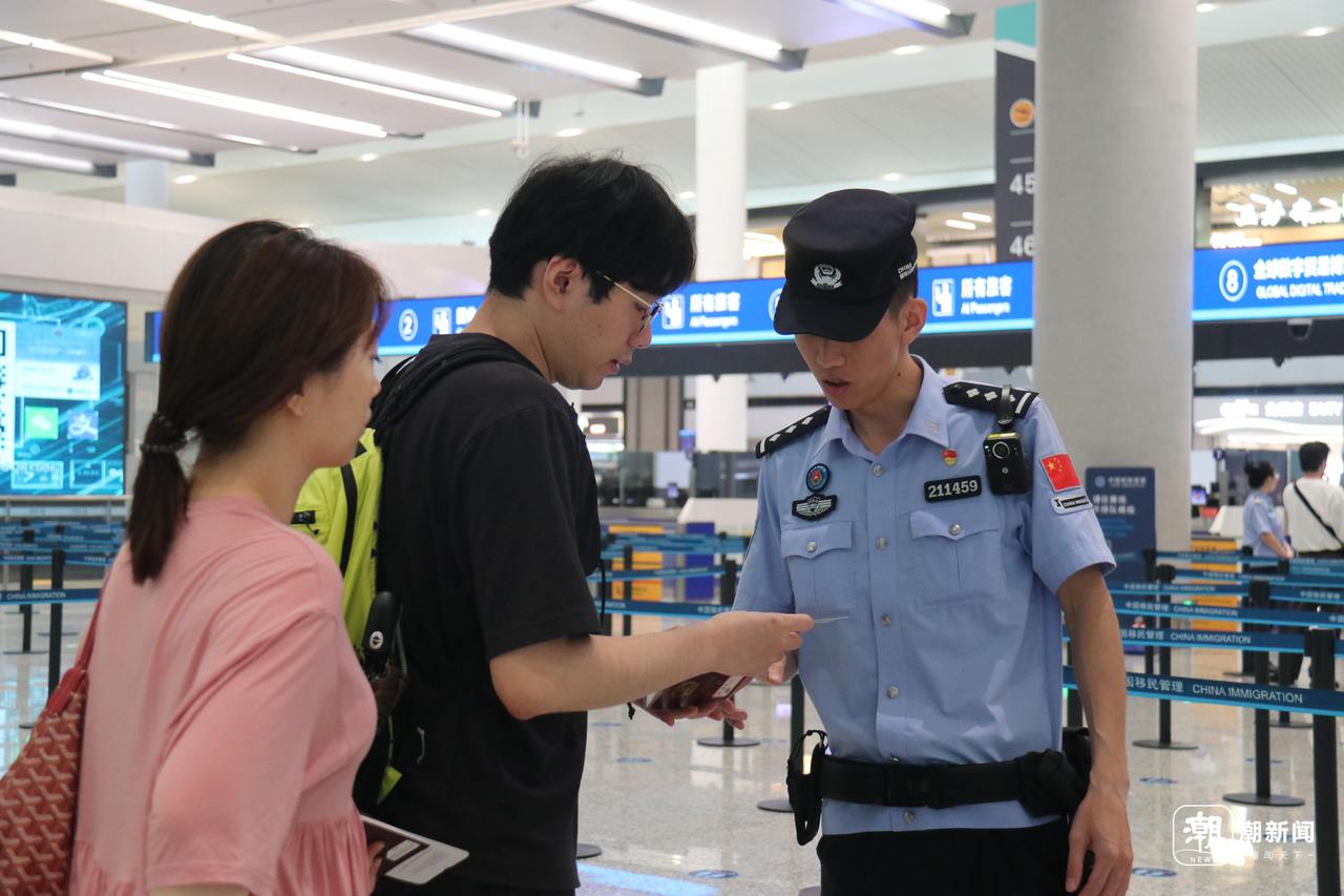 葛杨明出入境旅客提供政策咨询。.jpg
