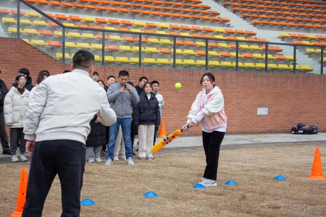 浙工大学生上板球课.jpeg