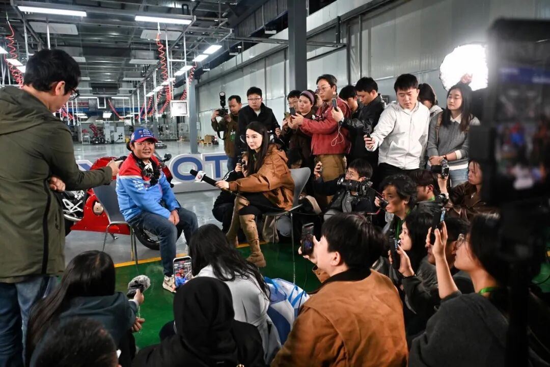 2039541046882332672.jpg 图片