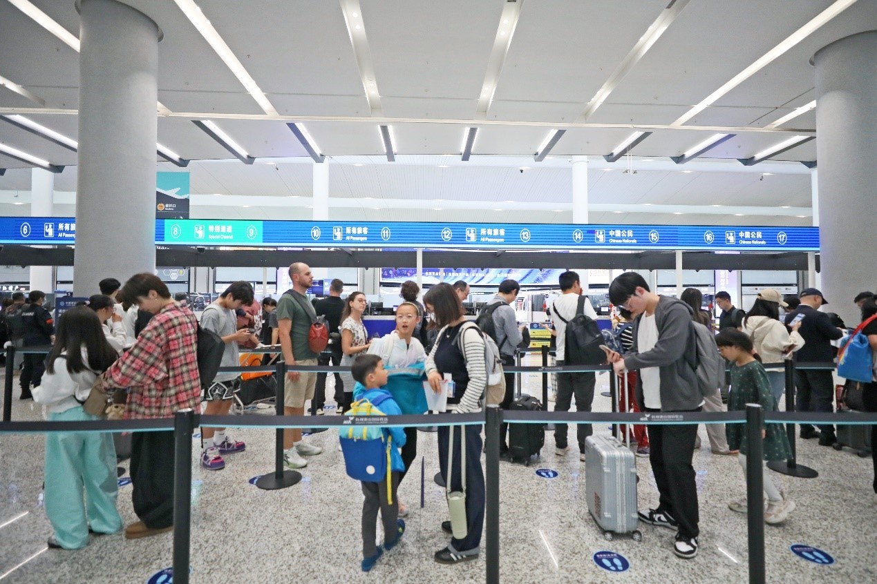 亲子游跨境热度高 杭州口岸“五一”出入境客流预计超同期3成.jpg