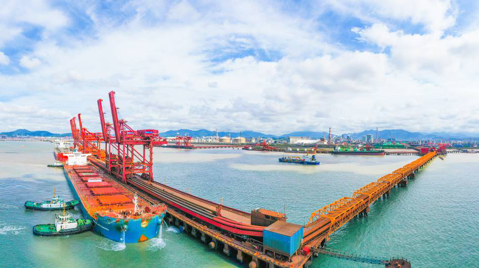 宁波舟山港北仑港区矿石码头 蒋晓东摄.png