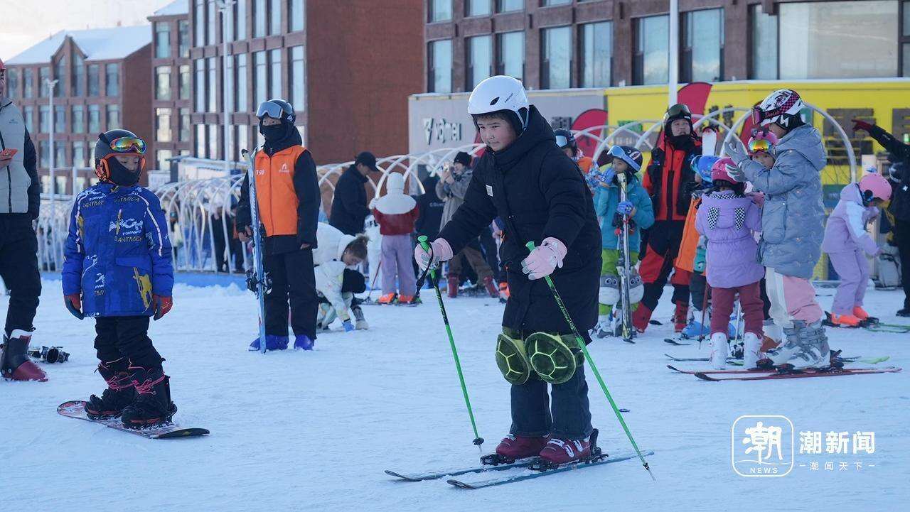 【】1-2 孩子们在滑雪场滑雪。记者 潘骏 摄.jpg