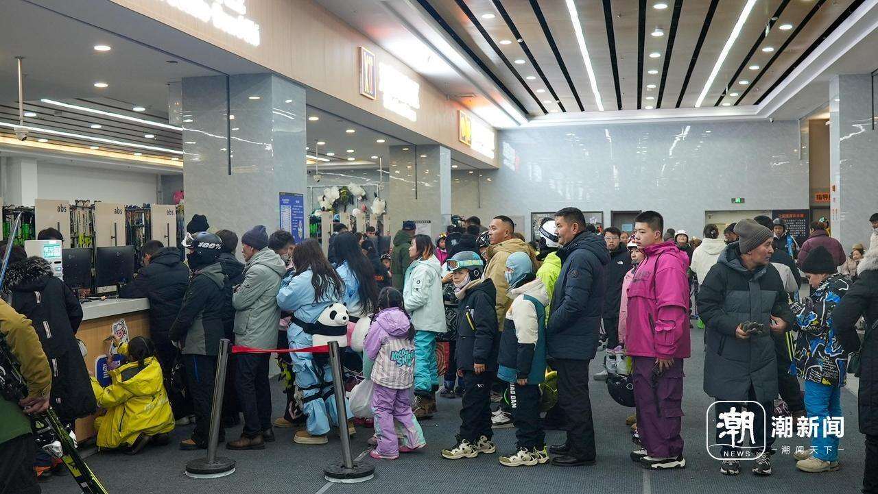 【】1-3 雪假期间的将军山滑雪场,雪具租赁处排起长队。记者 潘骏 摄.jpg