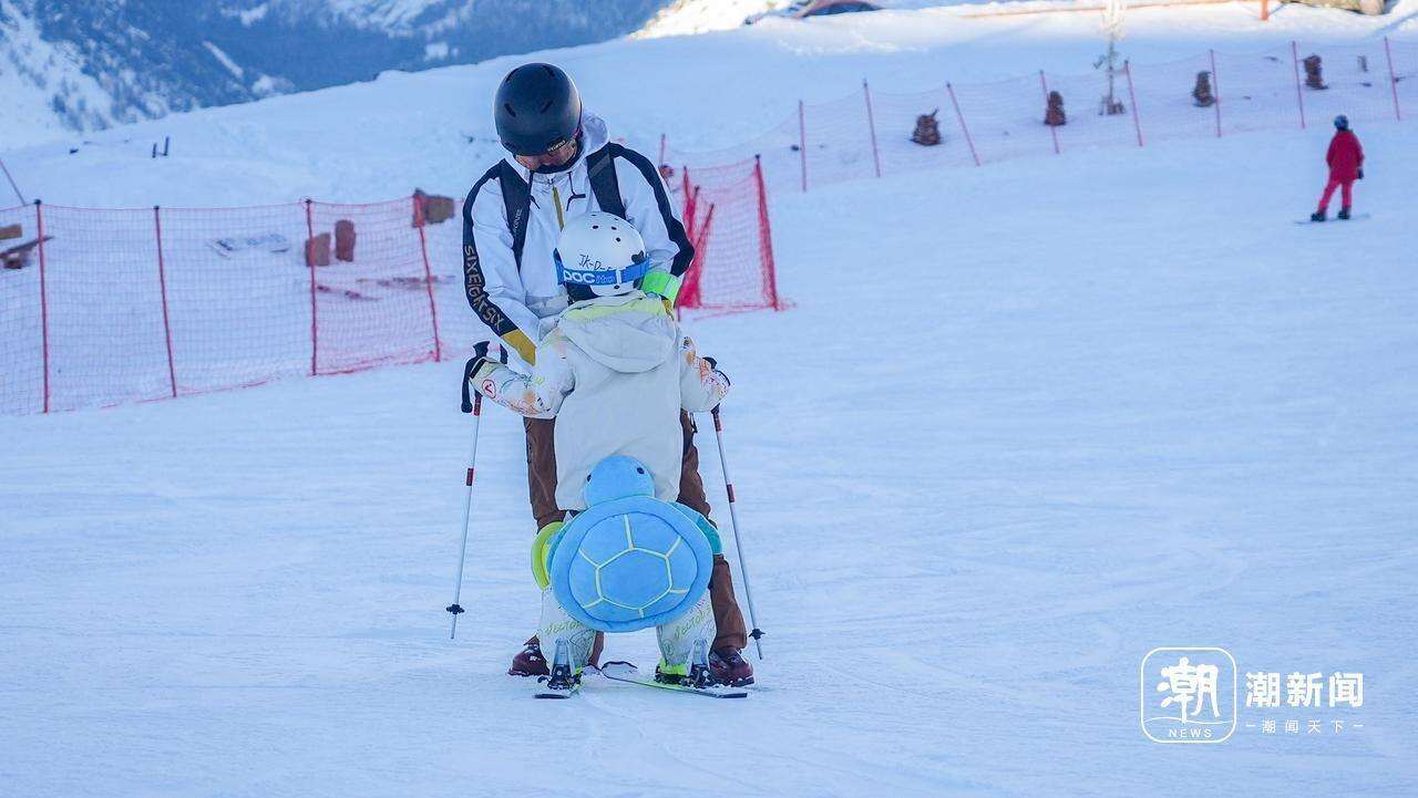 【】1-5 家长带着孩子在滑雪。记者 潘骏 摄.jpg